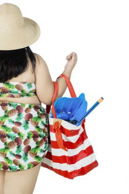 Bikini giyiyor ve çantası taşıyan kadın