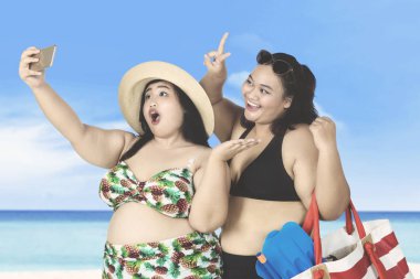 Selfie fotoğrafta kumsalda kadın