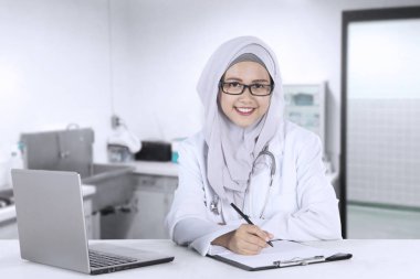 Genç Müslüman kadın doktor hastanede