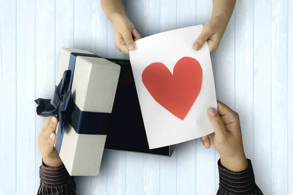 Vater und Sohn mit einem Geschenk — Stockfoto