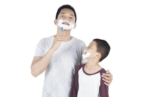 Vater und Sohn rasieren Bart im Studio — Stockfoto