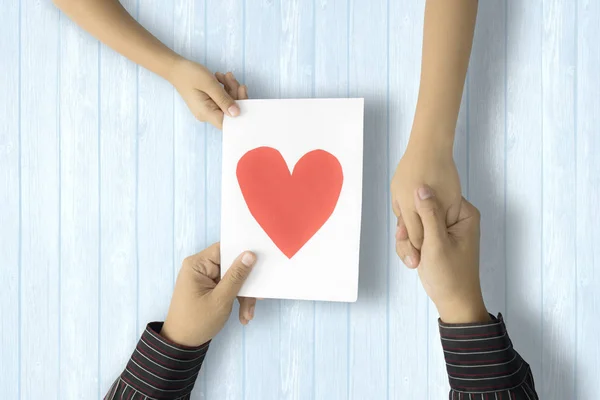 Manos de padre e hijo con una tarjeta —  Fotos de Stock