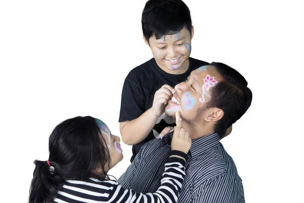 Glückliche Kinder und Vater spielt mit Buntstiften — Stockfoto