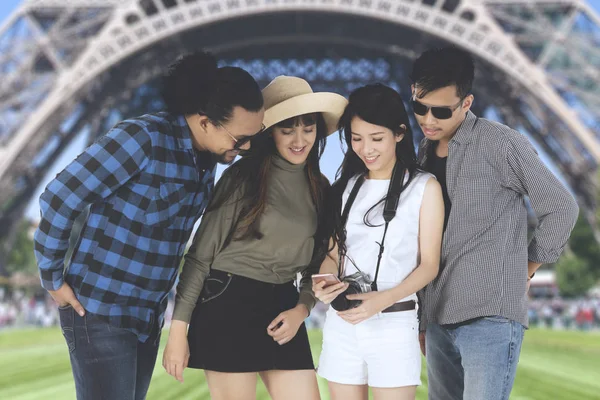 Glückliche multirassische Freunde am Eiffelturm — Stockfoto