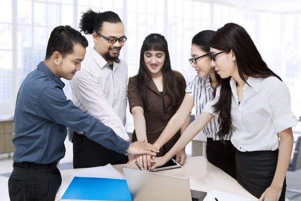 Empresários multiétnicos que dão as mãos — Fotografia de Stock