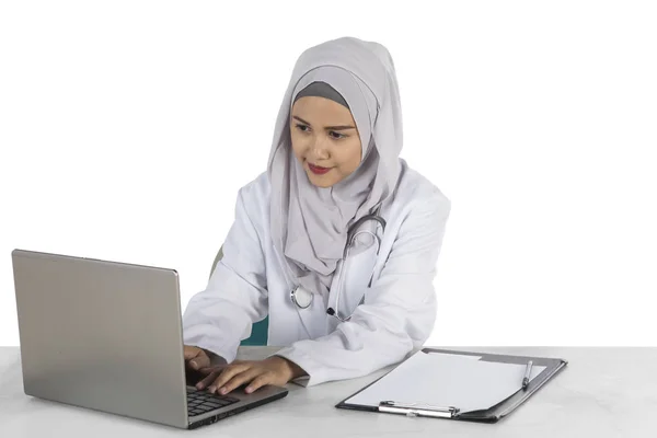 Muslimska läkare arbetar med laptop — Stockfoto