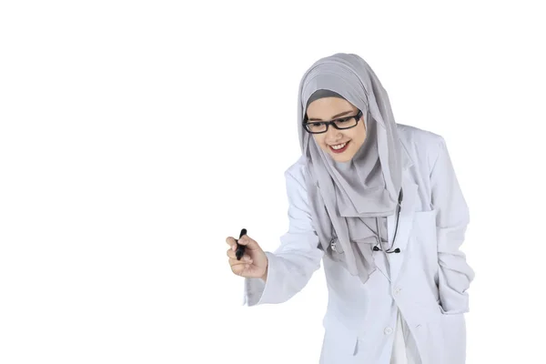 Muslimska läkare skriver på copyspace — Stockfoto