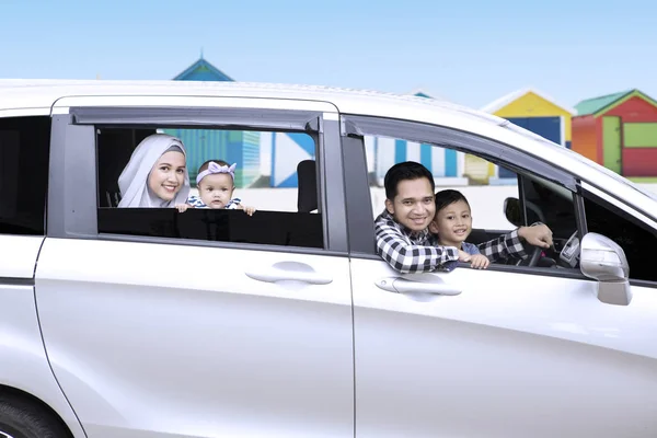 Famille musulmane souriant à la fenêtre de la voiture — Photo