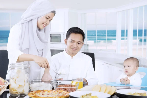 Muslimische Frau bereitet Mahlzeit für Familie zu — Stockfoto