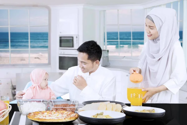 Moslim ouders en dochter samen lachen — Stockfoto