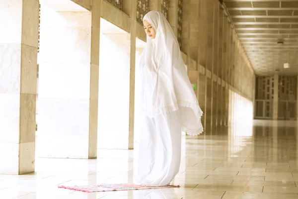 Мусульманка, молящаяся в мечети — стоковое фото