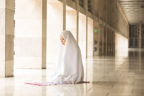 Mulher muçulmana orando na mesquita — Fotografia de Stock