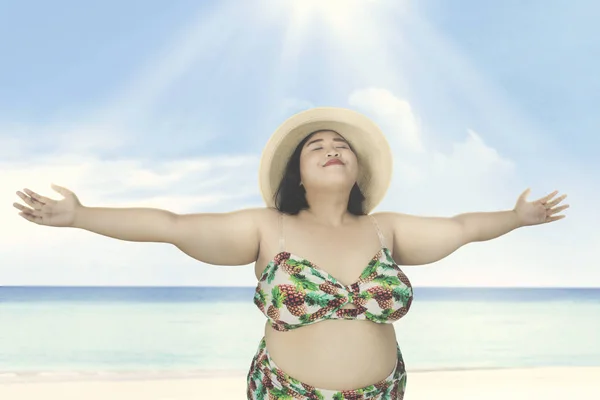 Obese woman relaxing on beach — Stock Photo, Image