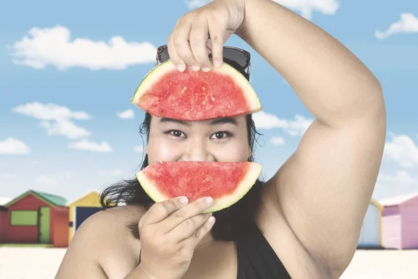 Mulher obesa com melancia fresca — Fotografia de Stock