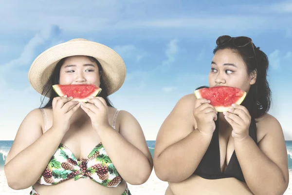 Obese women eating watermelon — Stock Photo, Image