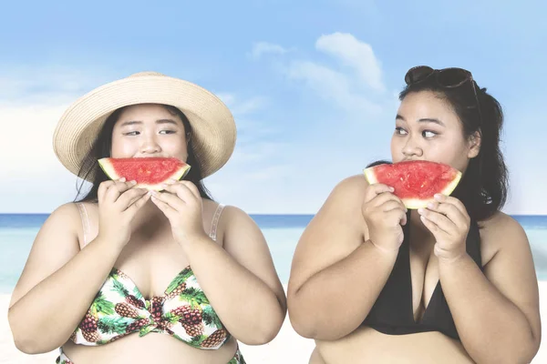 Överviktiga kvinnor äta vattenmelon — Stockfoto