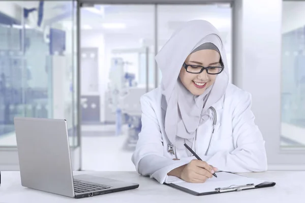 Medico abbastanza musulmano che lavora in clinica — Foto Stock