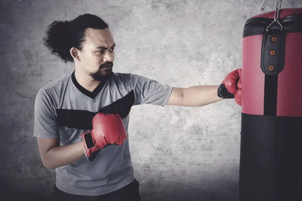 Sportieve Afro man doen boksen oefening — Stockfoto