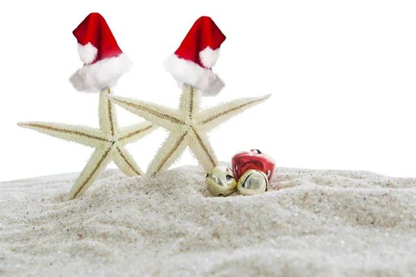 A karácsonyi kalapok a homok starfishes — Stock Fotó