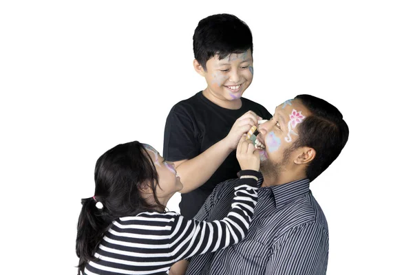 Twee kinderen plezier maken met hun vader — Stockfoto