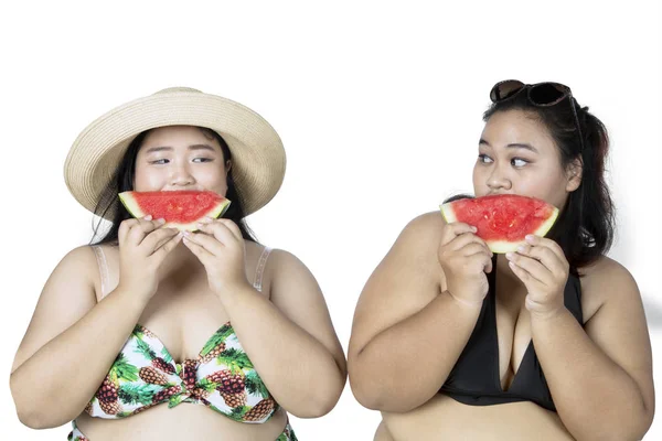 Två kvinnor äta vattenmelon — Stockfoto
