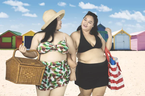 Дві жінки ходять на пляжі — стокове фото