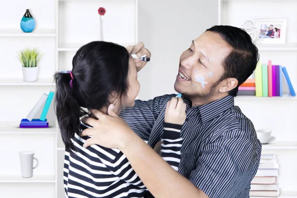 Giovane padre gioca con sua figlia a casa — Foto Stock