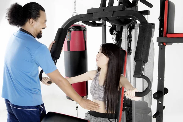 Jonge vrouwelijke trainen met een personal trainer — Stockfoto