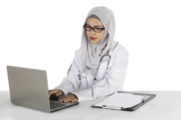 Jonge islamitische dokter laptop gebruikt — Stockfoto