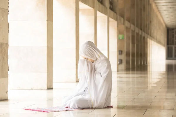 Jóvenes musulmanes rezando en la mezquita —  Fotos de Stock