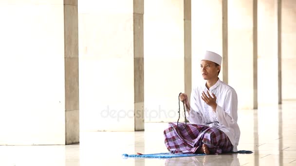 Asiatic musulman om rugându-se în moschee — Videoclip de stoc