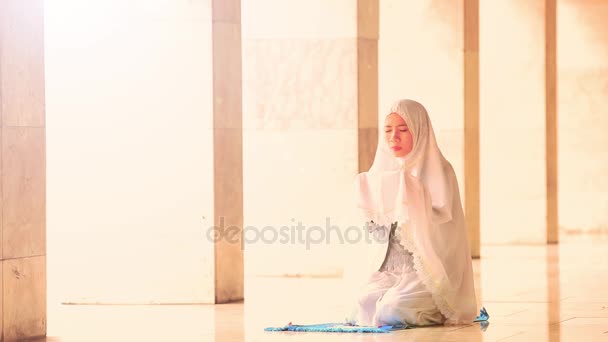 Female muslim praying in mosque — Stock Video