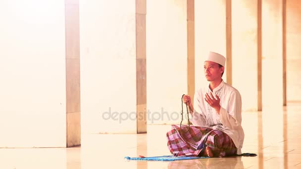 L'uomo musulmano tiene perline di preghiera in moschea — Video Stock