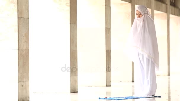 做在清真寺做礼拜的穆斯林女人 — 图库视频影像