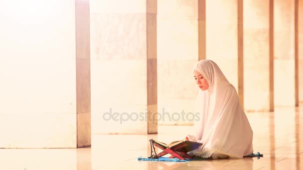 Muslim woman reads quran in mosque — Stock Video