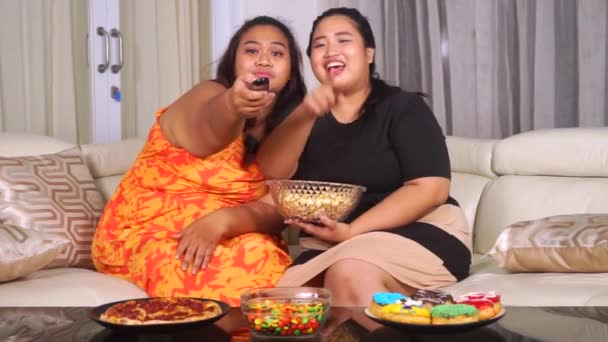 Overweight women eat popcorn — Stock Video