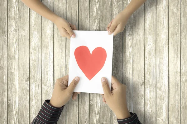 Child gives greeting card to dad — Stock Photo, Image