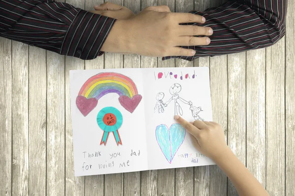 Hija diciendo gracias a padre con tarjeta — Foto de Stock