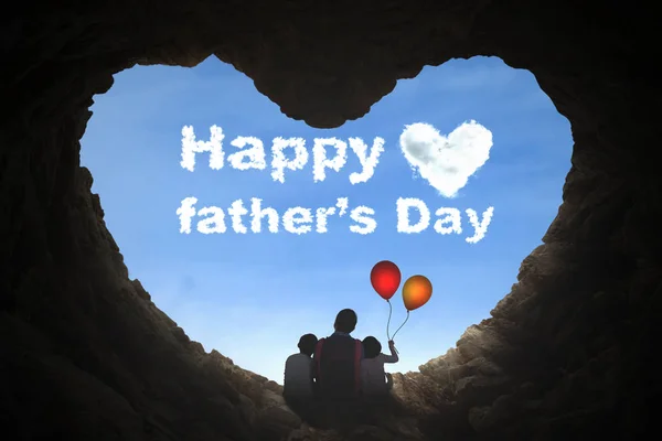 Отец и дети сидят в пещере — стоковое фото
