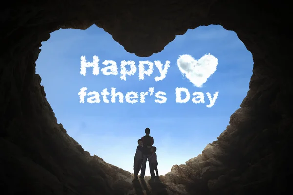 Отец и дети стоят в пещере — стоковое фото