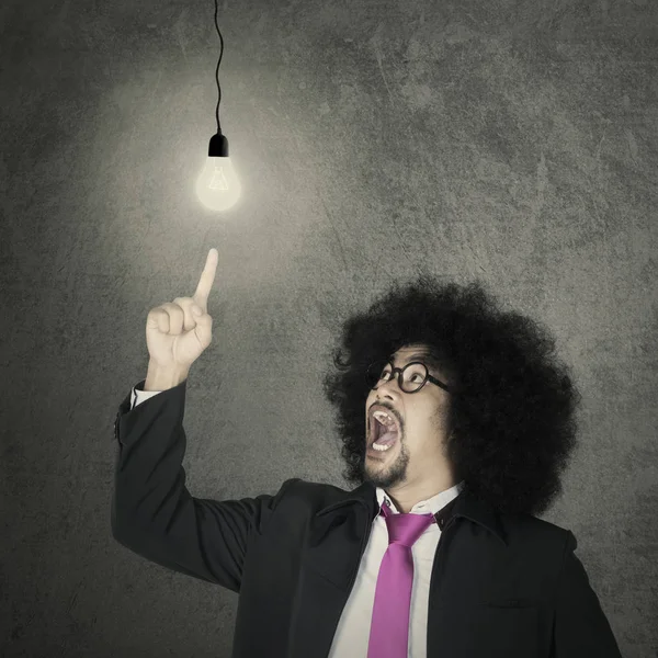 Afro affärsman pekar glödlampa — Stockfoto