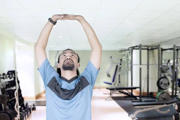 Afro homme étirant les mains à la salle de gym — Photo