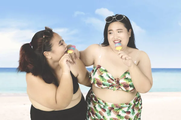 Mujeres atractivas comiendo helado — Foto de Stock