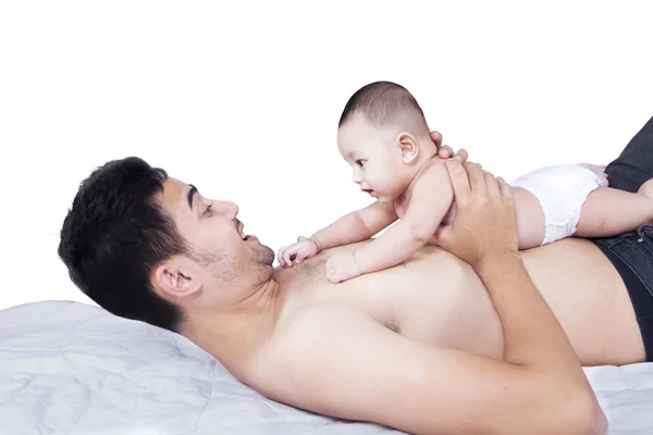 Baby boy lying on chest of father — Stock Photo, Image