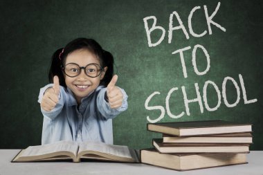 İlköğretim öğrenci sınıfta ok işareti gösterir 