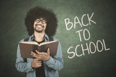 Öğrenci kitap ile okul metin geri