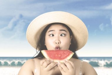 Kadın karpuz elinde şapka ile
