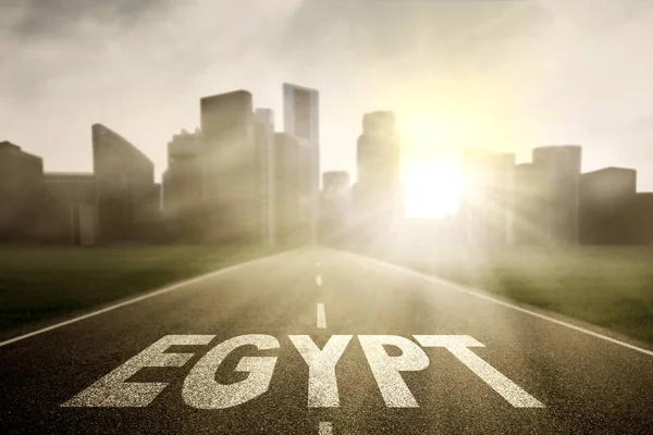 Egyiptomi szó üres úton-val napfény — Stock Fotó