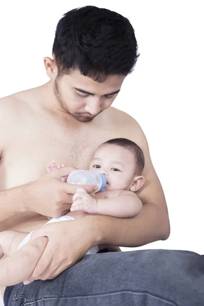 Baba süt ile onun bebek biberon — Stok fotoğraf