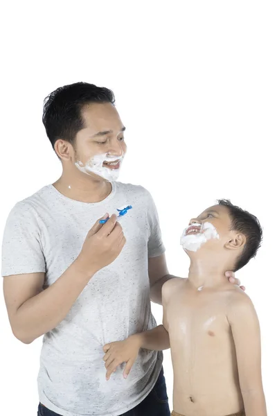 Vater hilft seinem Sohn beim Rasieren des Bartes — Stockfoto